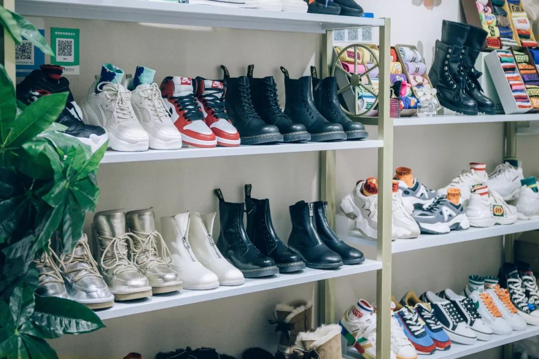 鍗楀潽鍦颁笅璐墿澶╁爞,鍦颁笅鍟嗗満閲嶅簡琚仐蹇樼殑璐墿澶╁爞