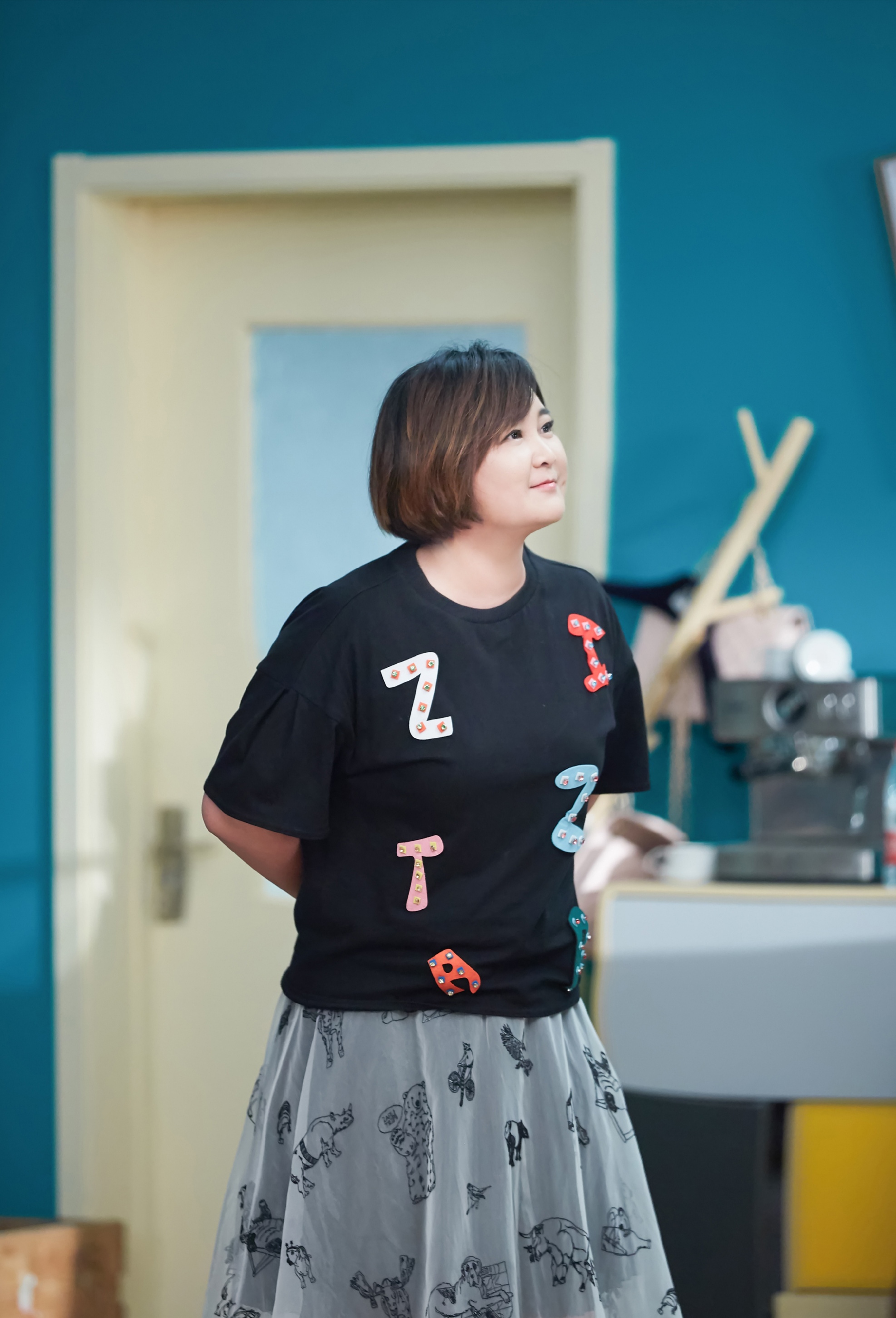 贾玲不仅有才更会穿，体重200斤仍穿出时尚感，自信大方又减龄