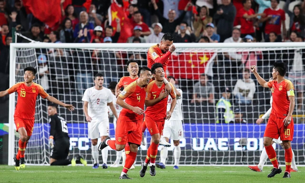 国足赢了韩国观众反应,国足2-0完败日本队媒体报道