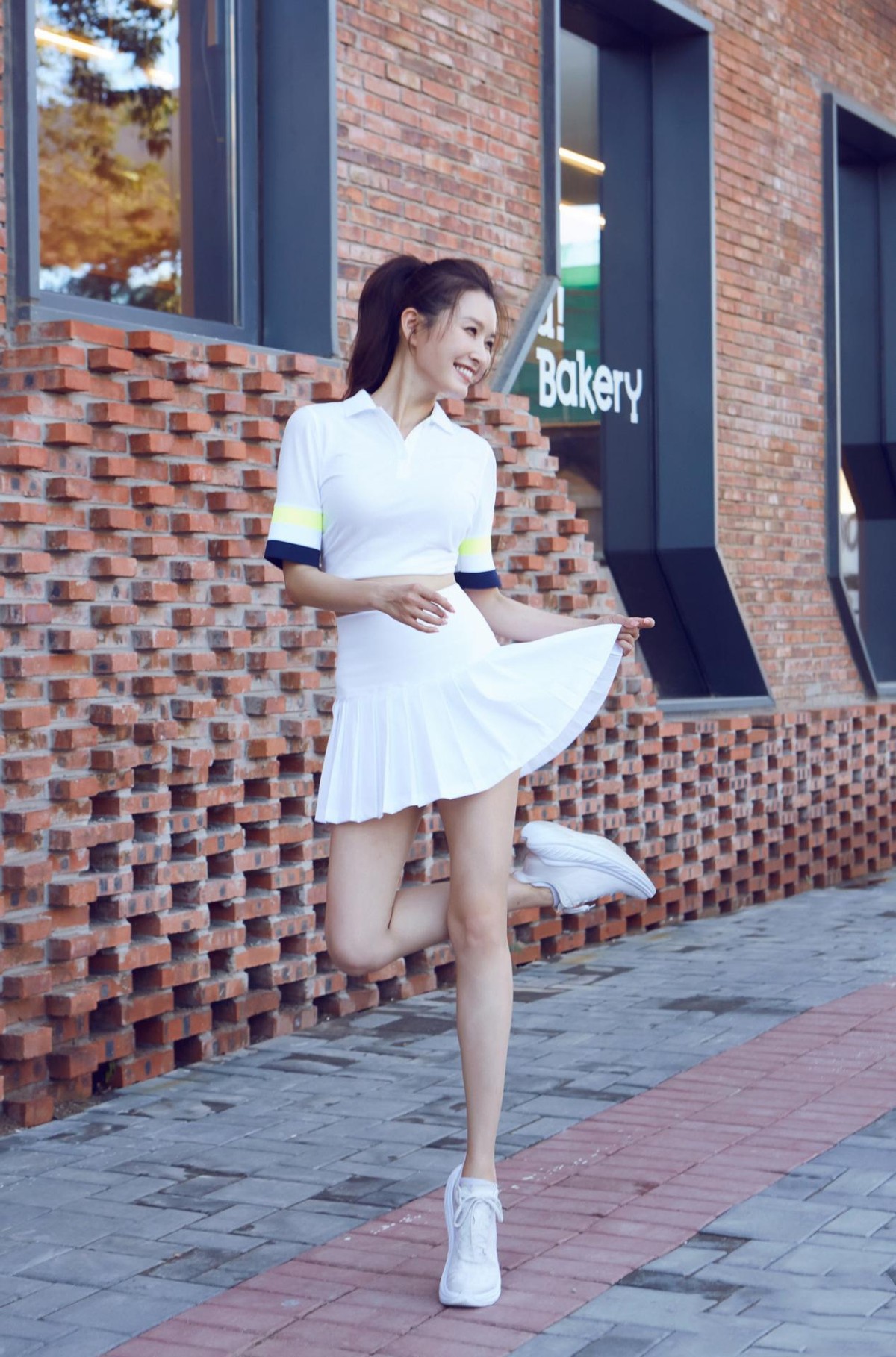 徐洁儿穿条纹裙子的视频,徐洁儿黑白刺绣裙