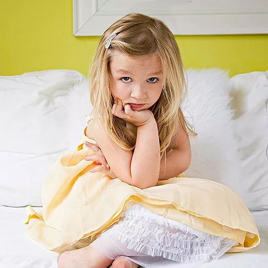 小孩啃指甲对不对,孩子啃指甲吃手指是怎么了