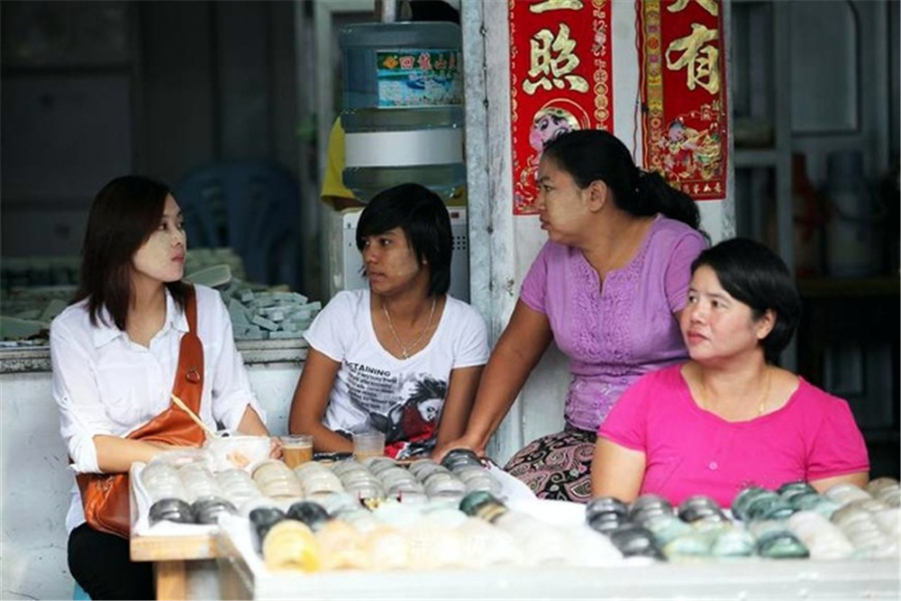 中缅边境卖珠宝翡翠,中缅边境卖翡翠的在哪里