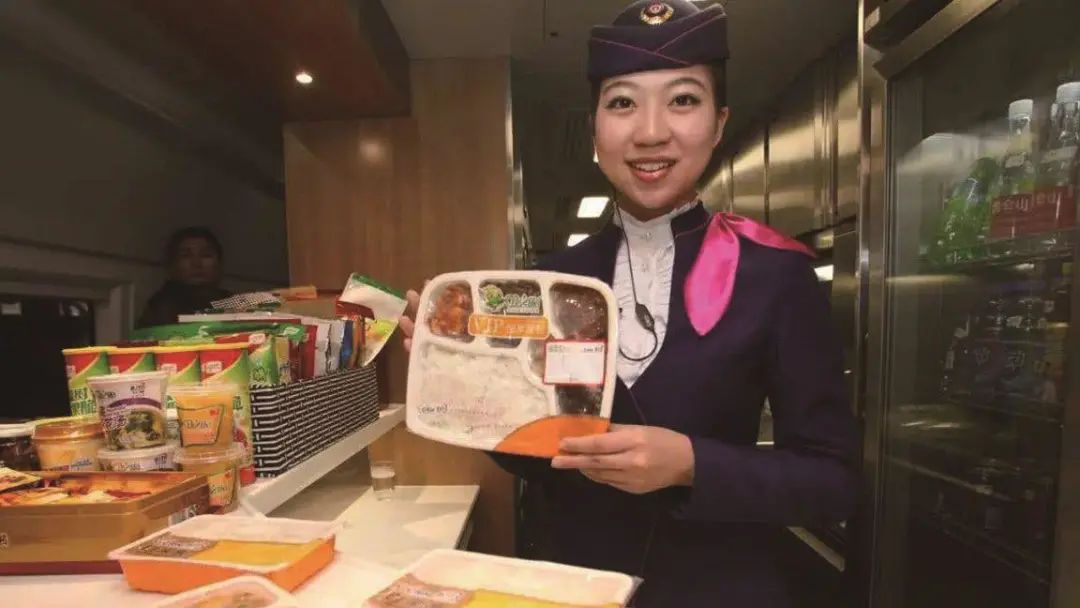 你以为火车只有泡面盒饭？火车文化的精髓，是堪比米其林的美食啊