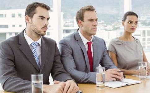 面试官捡到900元怎么办,面试题500元掉进马桶里捡还是不捡