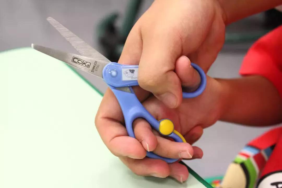 儿童剪刀误扎住眼睛,3岁男孩剪刀戳中眼睛