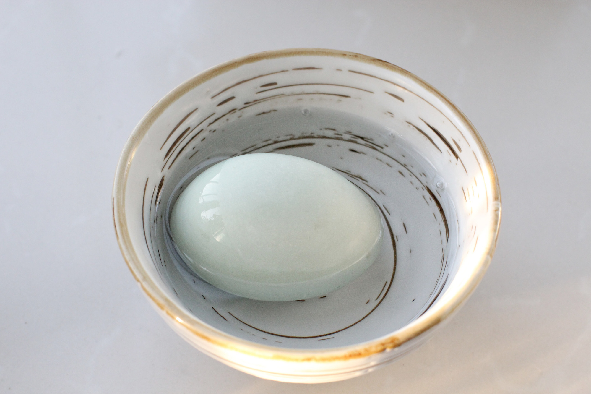 老式腌鸭蛋流油的方法,70岁老人腌鸭蛋的做法