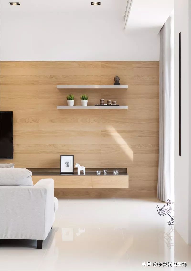 主卧背景墙护墙板装修效果图大全,100平方现代轻奢护墙板装修多少钱