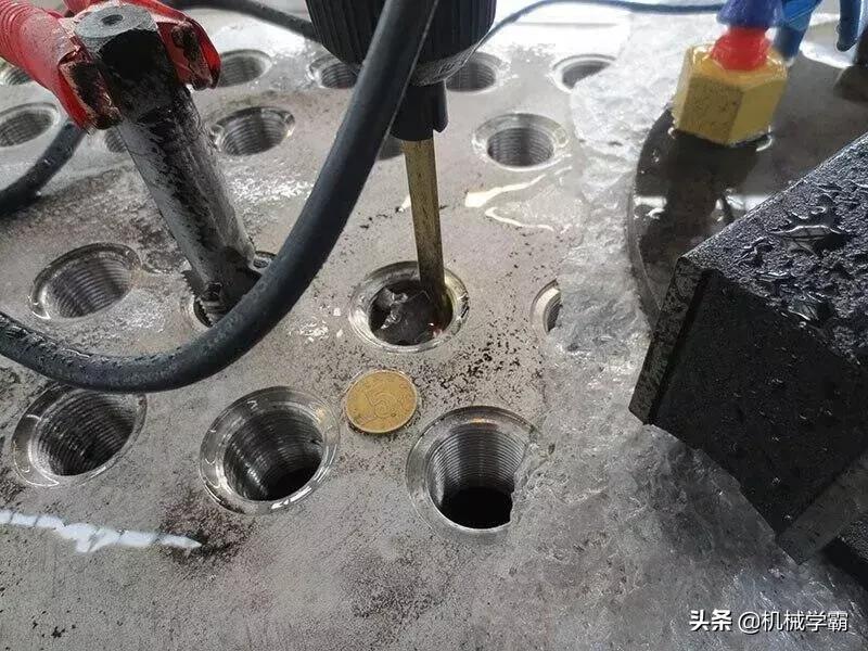 丝攻钻头断在孔里面怎么办,丝锥钻头断在孔里