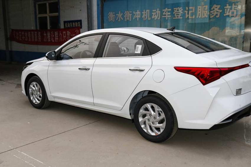 吉利帝豪和现代悦纳哪个好,合资车5万左右的新车省油