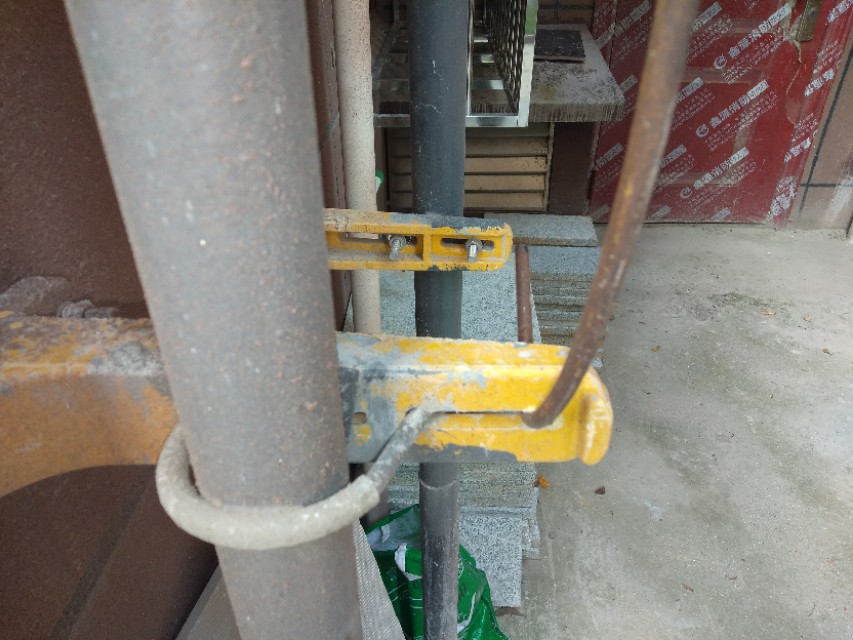 钥匙锁家里了防盗门如何打开,没钥匙怎么把防盗门打开