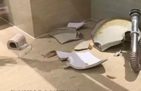 酒店浴室玻璃爆裂8岁小孩,小孩洗浴摔倒事件