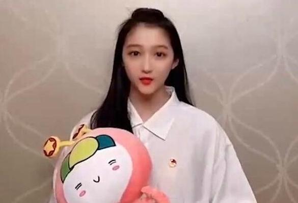 金晨的鼻子太尖惹争议,金晨回答鼻子问题