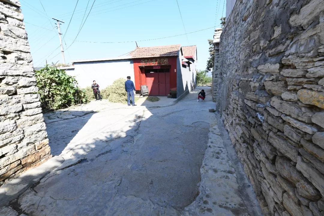 青州古村冯家岭子,石屋石墙石碾和专治疙瘩神奇的石头爷爷