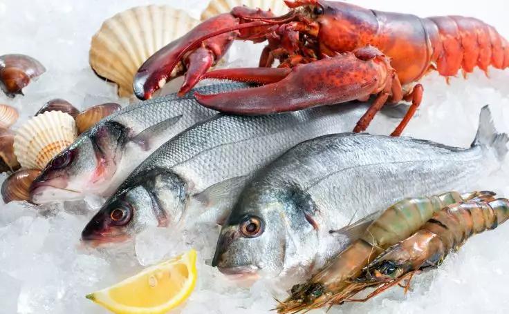 老人洗虾手指遭刺被迫截肢保命,洗虾被扎手多大概率死亡