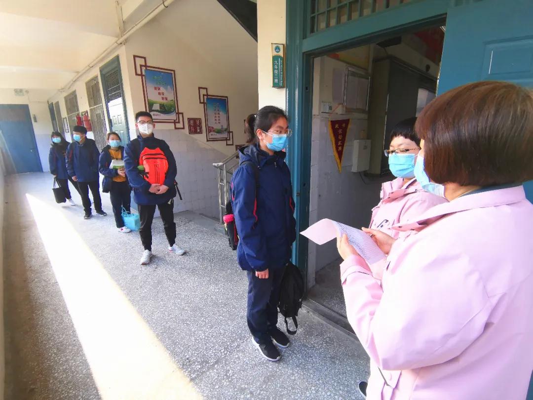 各学校开学第一天的报到情况,开学第一天的视频幼儿