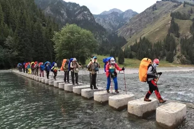 徒步穿越新疆博格达峰,新疆最凶险穿越戈壁路线