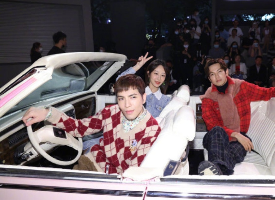 coach大秀杨紫和小男孩合影,coach新款杨紫