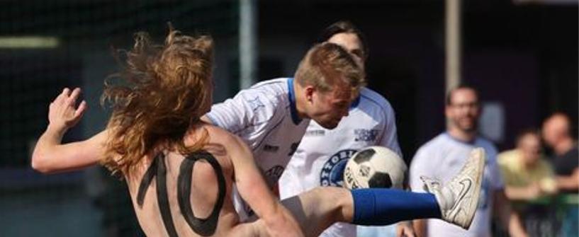 德国11名男女赤着全身参加足球比赛，组织者称“这是艺术展示”