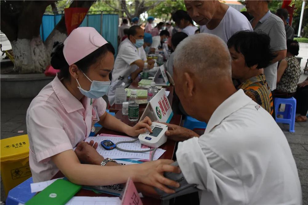 中医义诊进社区服务居民零距离,中医文化进社区健康义诊暖民心