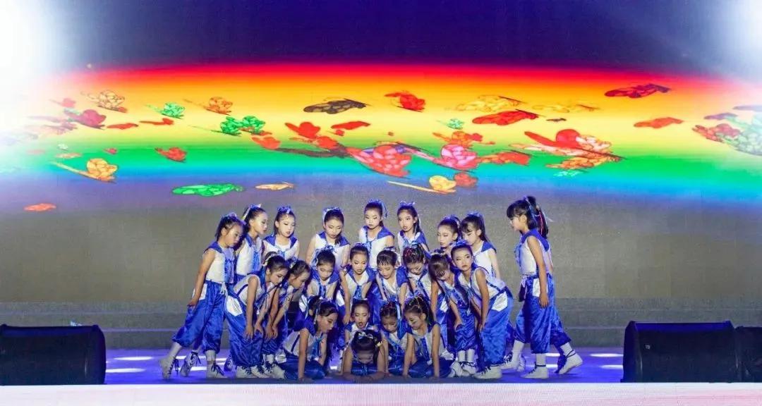 红心向党筑梦青春演出视频,2023红心向党建功新时代文艺汇演