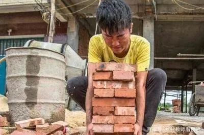 7岁女童案板下学习一个月走红,湖北7岁女孩躲菜市场案板下上课