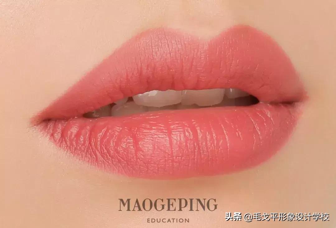 正确的涂口红方式你学会了吗 (这才是涂口红的正确打开方式)