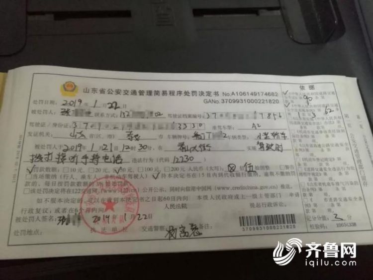 心真大！边开车还能边视频聊天？