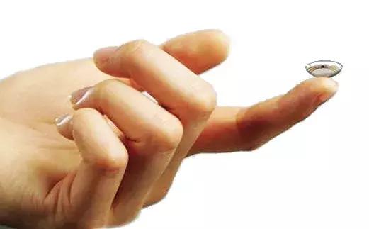 一女孩角膜变成磨砂玻璃！专家警告，彩瞳要慎用！