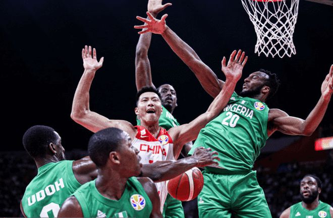 男篮曾逼FIBA修改规则，3中锋齐聚NBA，最近13年却只能依靠易建联