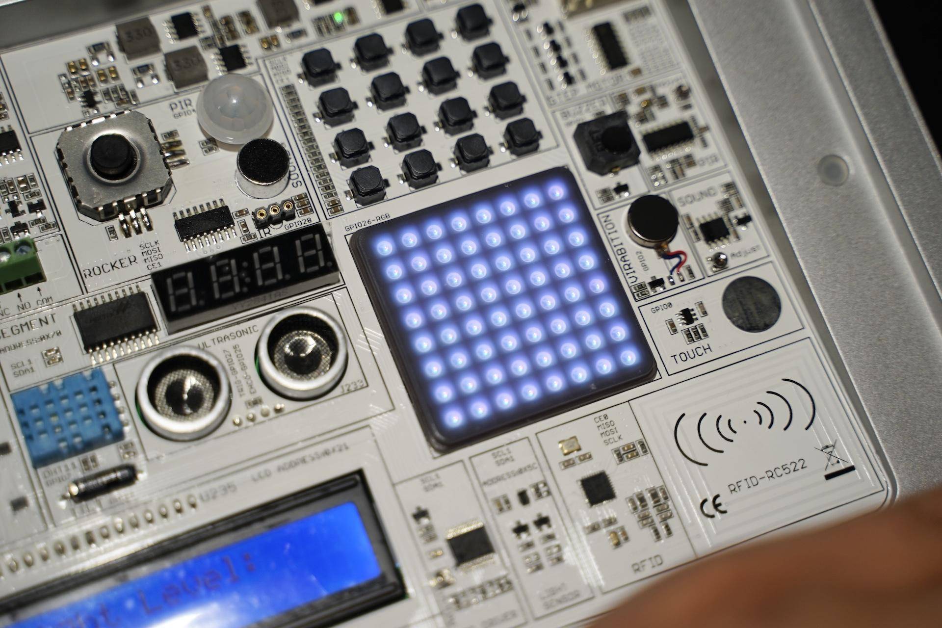 软硬件结合,内置教程浅学易懂,程序员爸爸体验壳乐派编程学习机