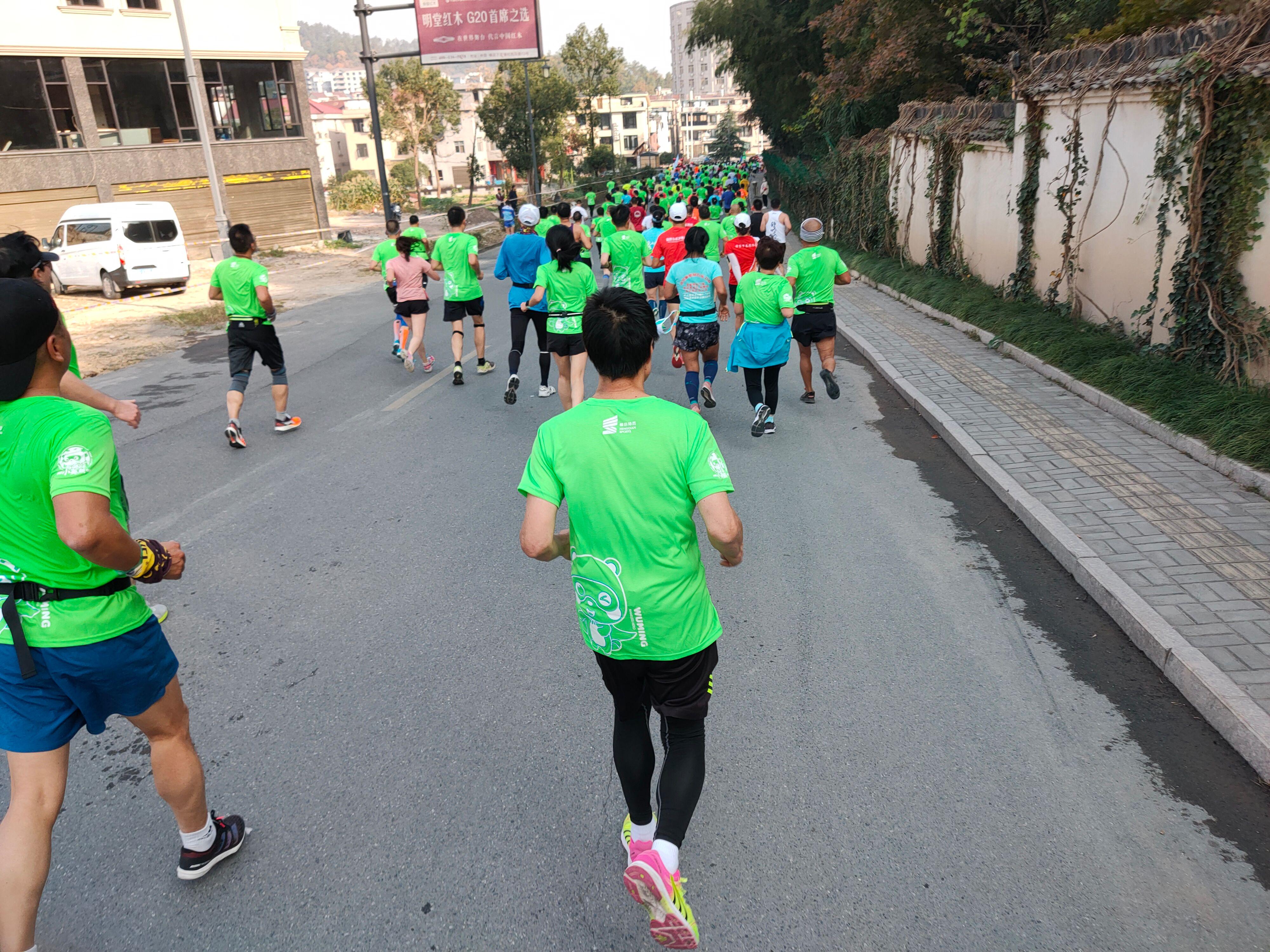 首个全马2022年超燃视频,横店马拉松2023全马颁奖直播