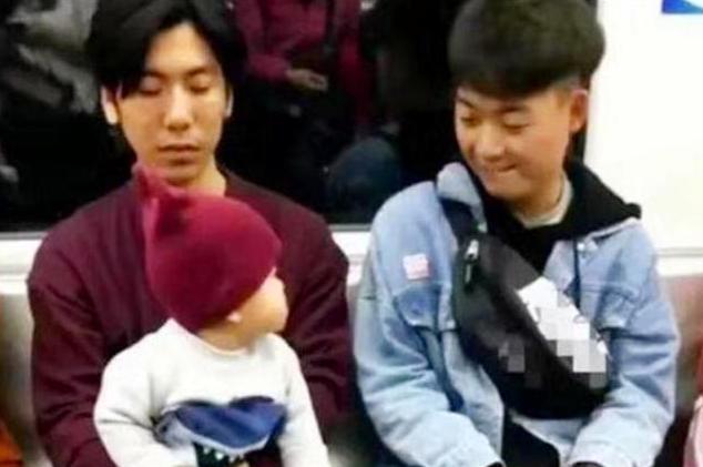 宝宝坐地铁，对小哥哥不停流“哈喇子”，孩子犯花痴家长要引导好