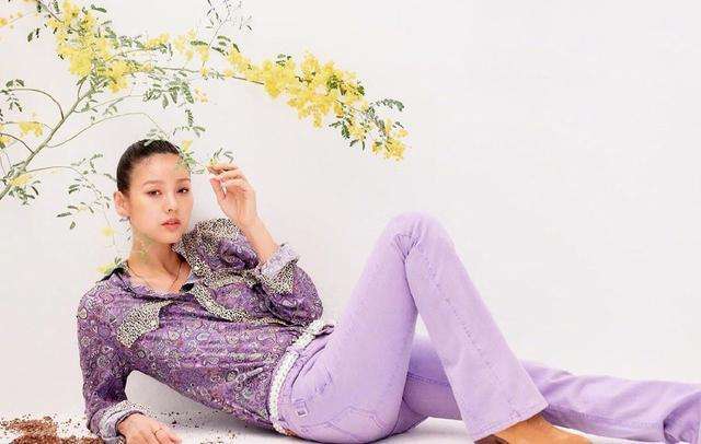 李孝利黑色开叉裙,李孝利穿摩登连衣裙