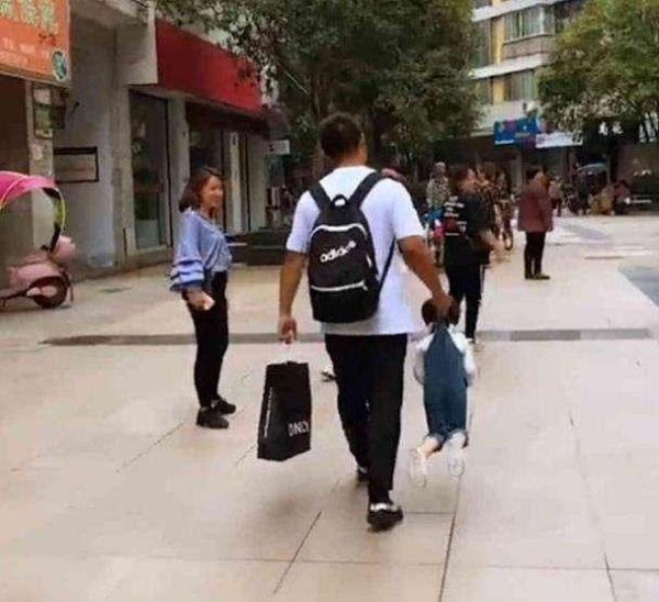 孩子裤子里面穿秋裤,小朋友裤子塞了一条秋裤