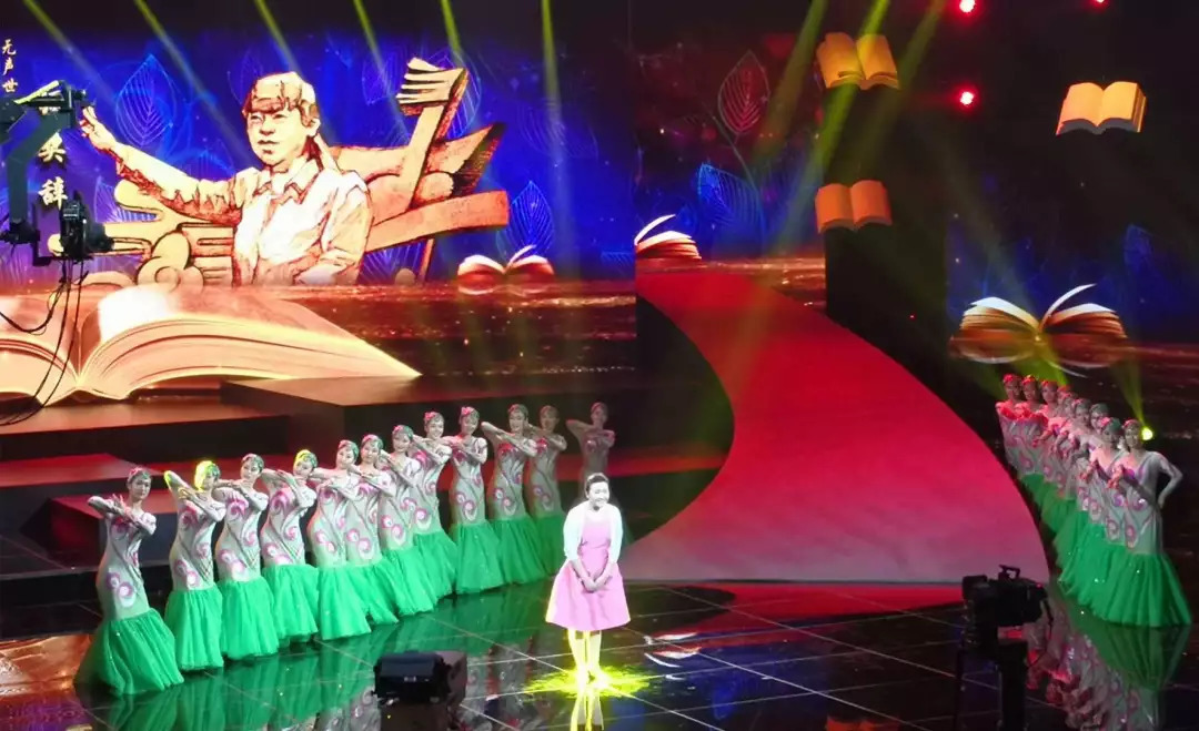 社会如同一艘大船,社会就像是一场舞台剧