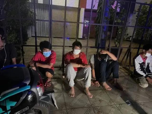 15名年轻男女宾馆聚众厮混！网友：顶风作案牢里管饭！