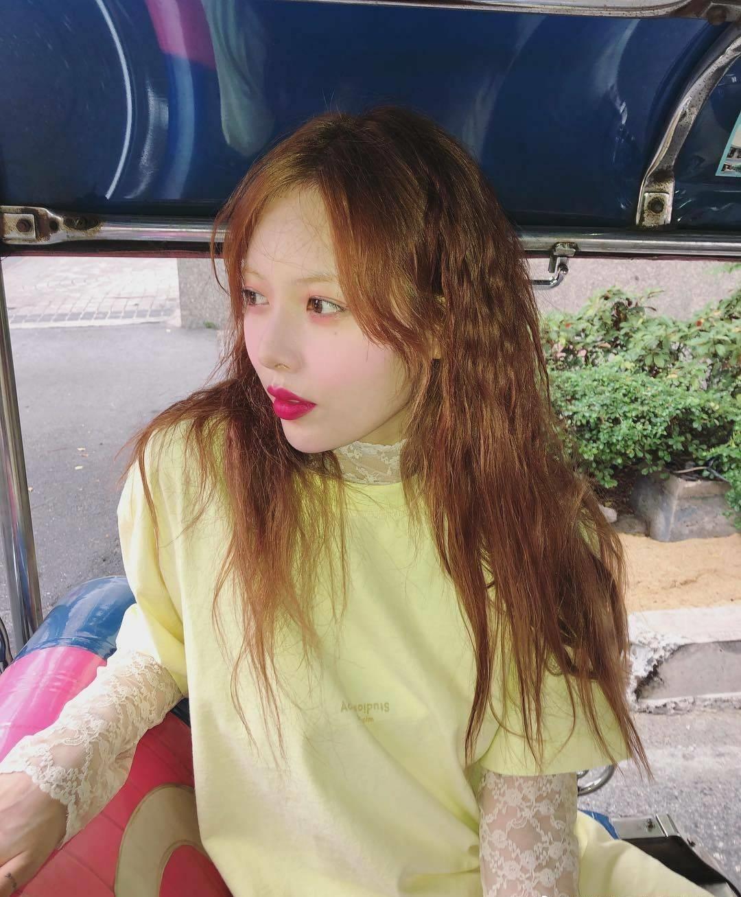 解锁T恤新穿法，杨幂、戚薇、杨紫早就这么搭配了，防晒又时尚