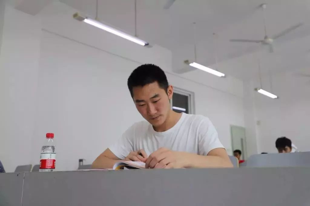 东北学霸男神：入伍*警武**森林总队，获部队嘉奖，返校以总分第一考研清华！