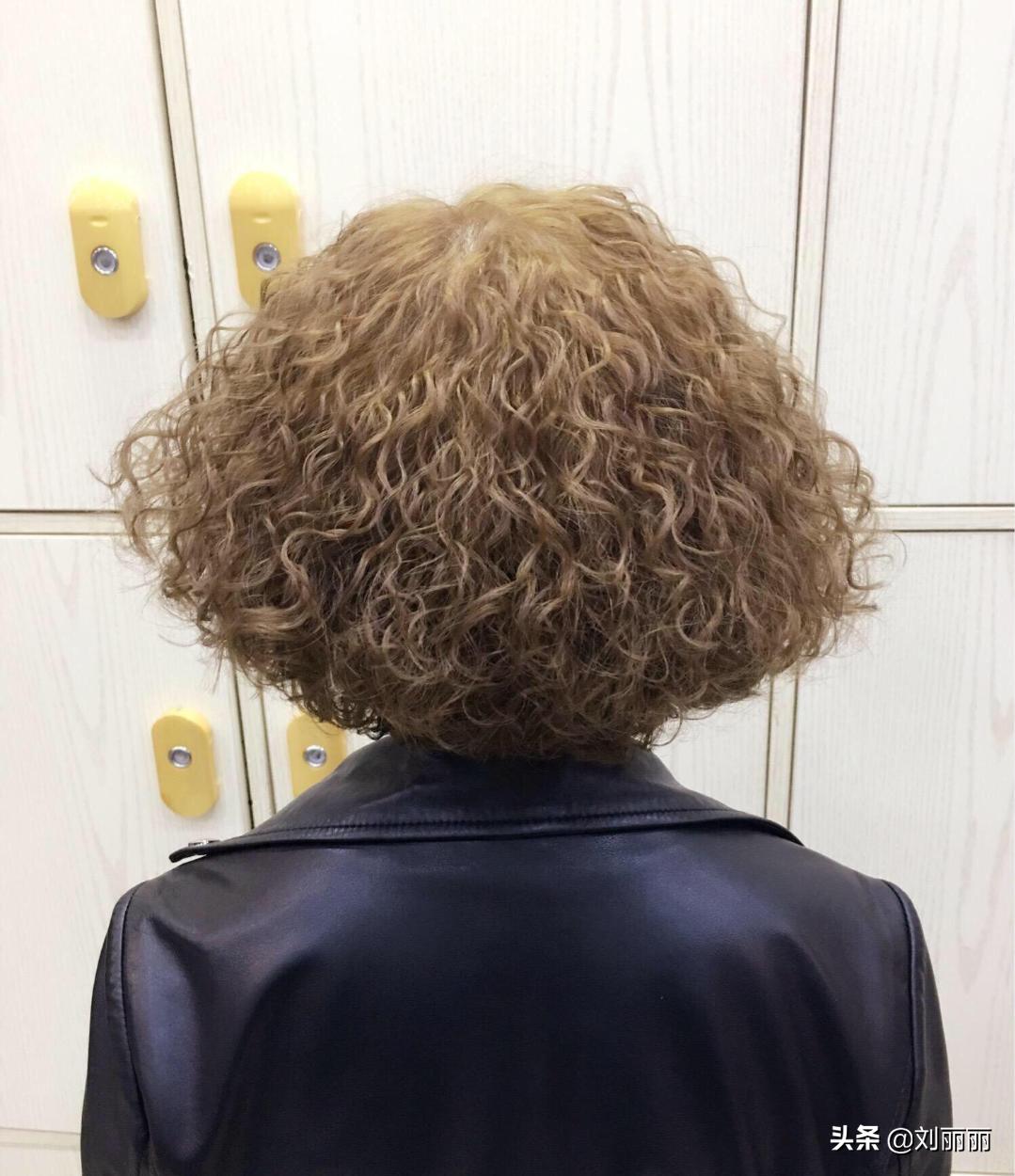 好看又时尚的发型最新款,40-50岁洋气烫发型中长发大圆脸