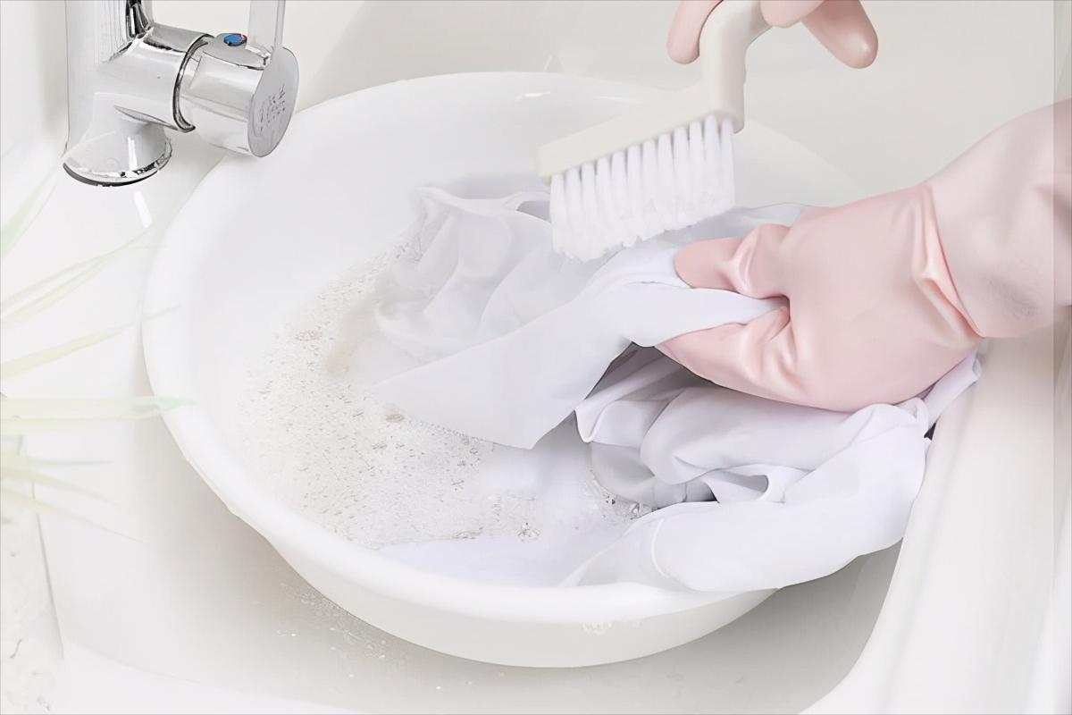 消毒液喷衣服上变色了怎么办,洗衣机消毒剂会让衣服褪色吗