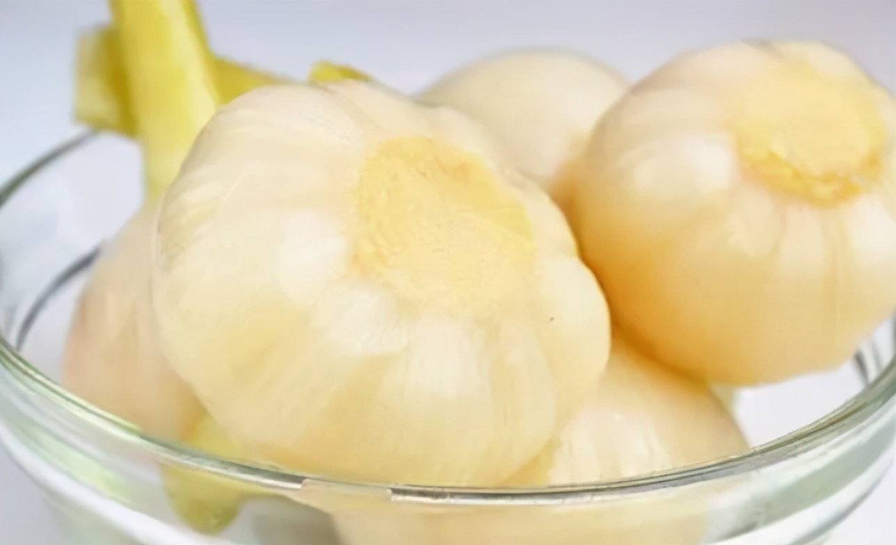 自制糖蒜的正确腌制方法,糖蒜这样做酸脆可口密封十天可吃