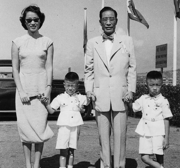 1988年,在大会上“请小平同志不要吸烟”的女人,后来怎样了