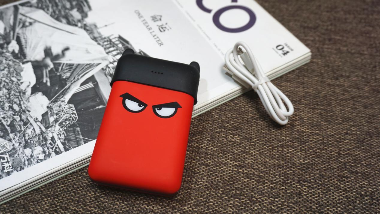 支持快充，能带上飞机，萌趣小魔兽充电宝上手体验