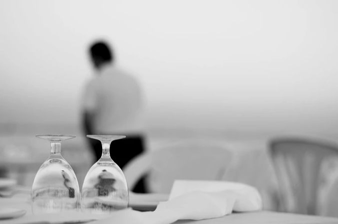 在服务员的工作中该怎么做,服务员真的有那么好吗