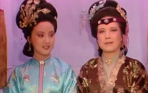 她是红楼里最尴尬的一个人，婚姻失败，无儿无女，没有人待见她