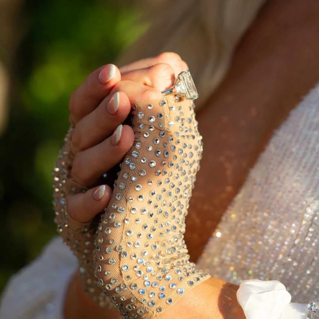 穿礼服下厨,戴镶钻口罩买菜?这位真名媛网红鼻祖,又再次爆红