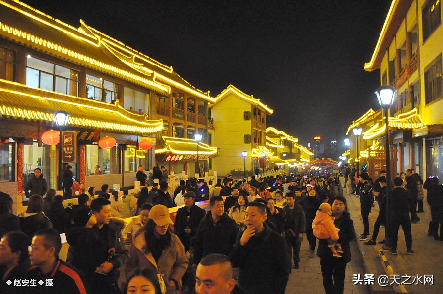 甘肃天水数万民众“上九朝观”祈福纳祥争烧头柱香！（组图）