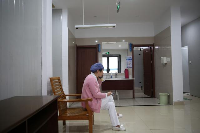 探访隔离病房奋战一线的白衣战士,看望慰问疫情防控一线值守人员