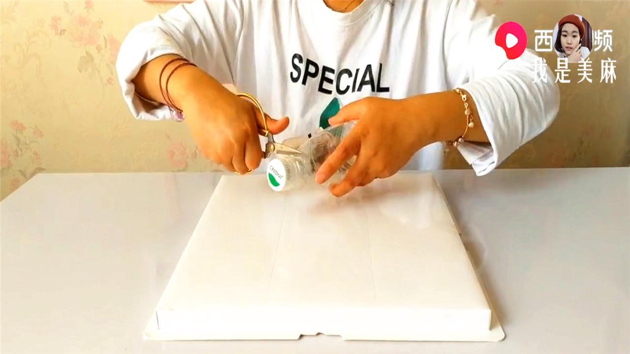 妈妈用盒子给宝宝做玩具,生活妙招之教你给小孩做个玩具