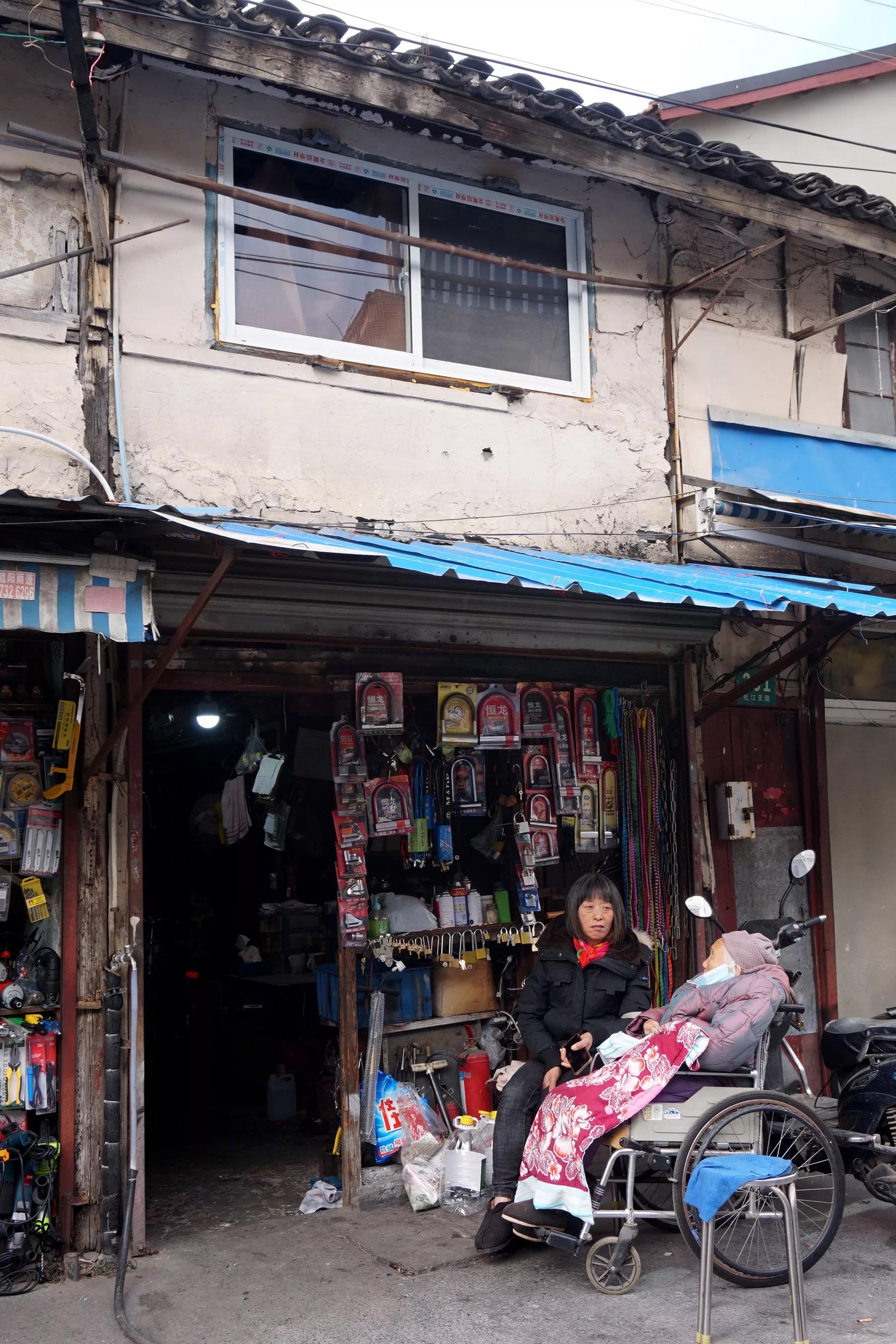 挥挥手不留痕迹,挥挥手不带走一粒尘土